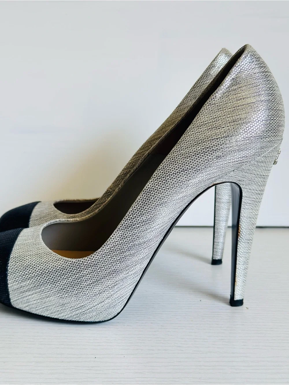 CHANEL Pumps Metallic Silver Cap Toe Textured EU 39.5 Crystal Logo Stiletto